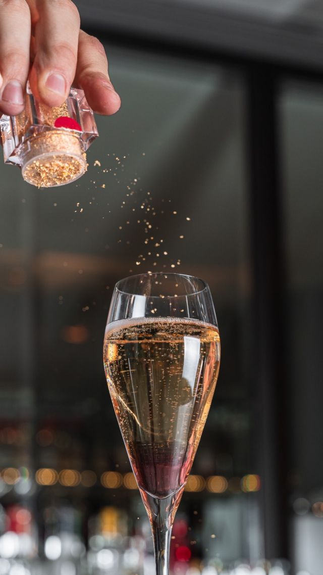 A little bit of magic 

Gold flakes sprinkled on the @Laniquedrinks Fizz, shot at @southplacehotel 

Cheers! 🪄 #champagne #cocktailphotography #londonphotographer @rochecom